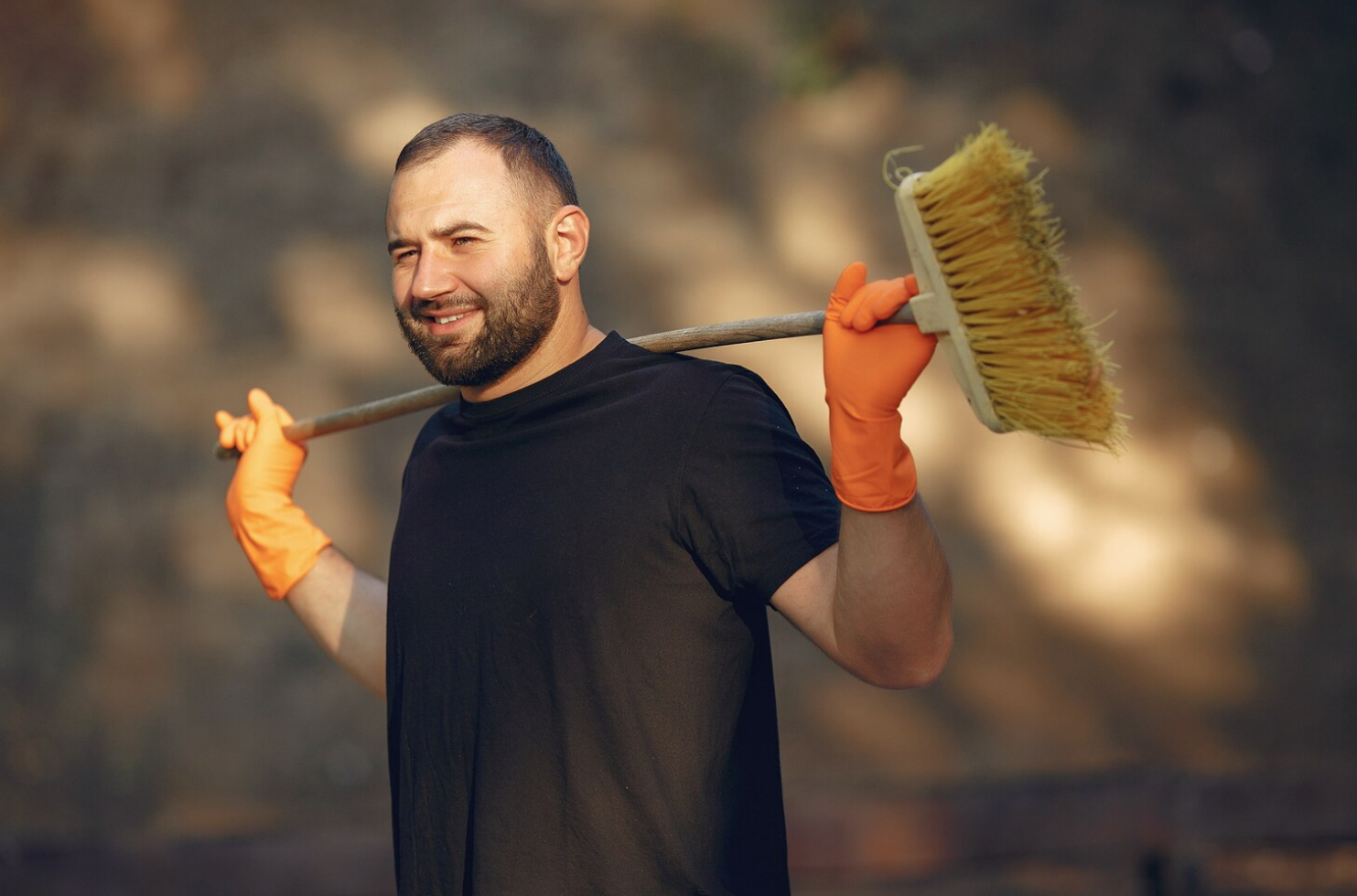 Velholdt opgang og fællesareal i boligejendom